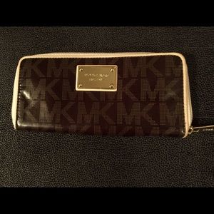 Cute Chocolate Patent Leather Micheal Kors Wallet